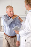 Doctor-examining-patient-shoulder-pain-28851697