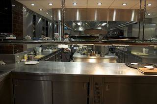 1024px-Petrus_(London)_Kitchen